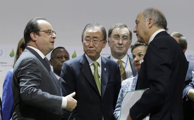 Fabius (der.) estuvo acompaado por el jefe del Estado francs, Franois Hollande (izq.), y el secretario general de Naciones Unidas, Ban Ki-moon (med).. EFE