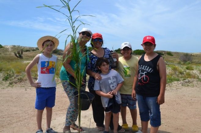 Niños contribuyen al cuidado del Medio Ambiente y plantan 130 palmeras