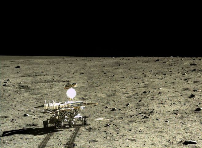 El vehculo Yutu, fotografiado desde el mdulo de descenso, recorri la superficie lunar durante 32 das.. /CNAS/CLEP