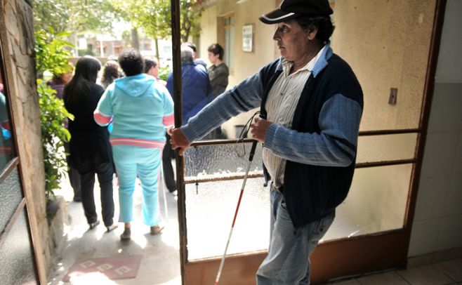 Personas ciegas podrán ver gracias a ojos biónicos