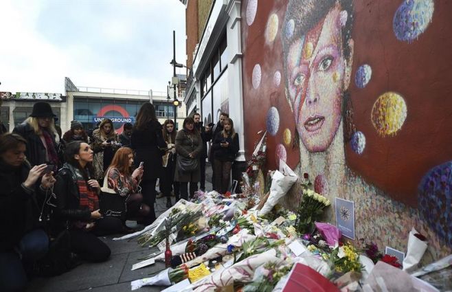 arias personas riden homenaje al cantante britnico David Bowie en el barrio donde creci, Brixton.. EFE