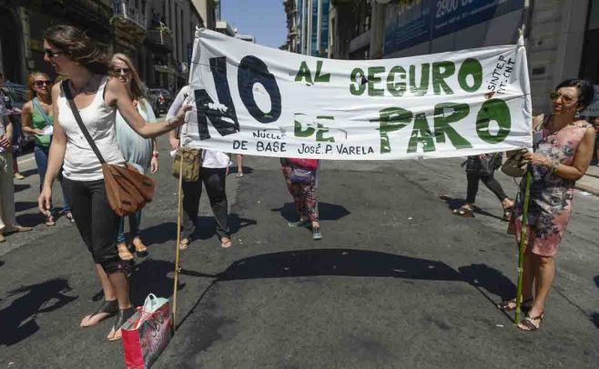 Trabajadores durante una manifestacin por el cierre del Colegio Nacional Jos Pedro Varela. Santiago Mazzarovich/adhocFotos