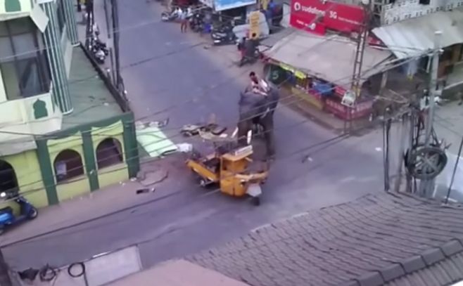 Un elefante furioso destroza un vehículo en la India