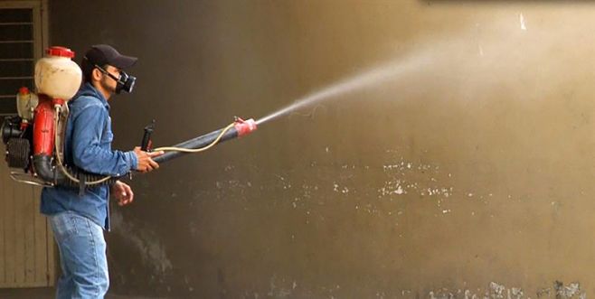 Fotografa cedida por la Secretara de Salud de Mxico de un hombre fumigando un predio para prevenir la reproduccin de mosquitos en Ciudad de Mxico.. EFE