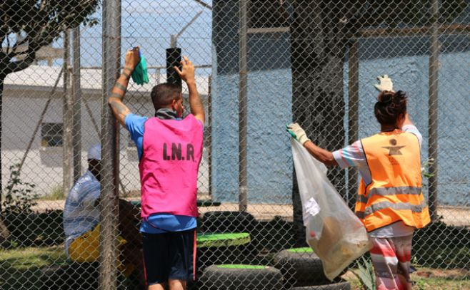 Reclusos levantan basura. Manuel Jarovisky/El Espectador