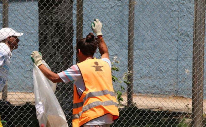 Reclusos levantan basura. Manuel Jarovisky/El Espectador