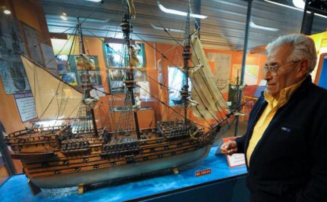 Ruben Collado jungo a una maqueta del Lord Clive, hundido sobre las costas de Colonia del Sacramento.. 