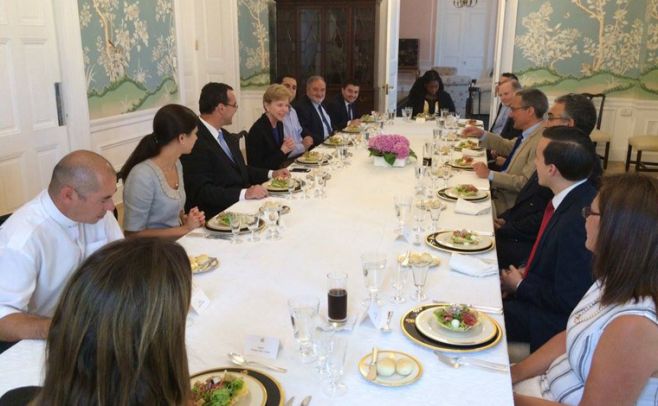 Kristie Kenney durante su almuerzo con educadores. Foto: Embajada de EEUU en Uruguay