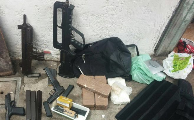 Armas, drogas y un menor detenido en allanamiento