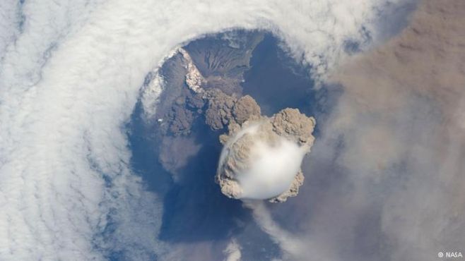 La bestia se despierta
No importa cunto tiempo duerma un volcn. Cuando despierta, siempre lo hace de mal humor. En 2009, el Sarychev hizo erupcin en la isla rusa de Matua, en el archipilago de las kuriles. Los astronautas de la Estacin Espacial Internacional ISS pudieron captar el fenmeno a travs de las nubes de material volcnico.. Foto: Nasa