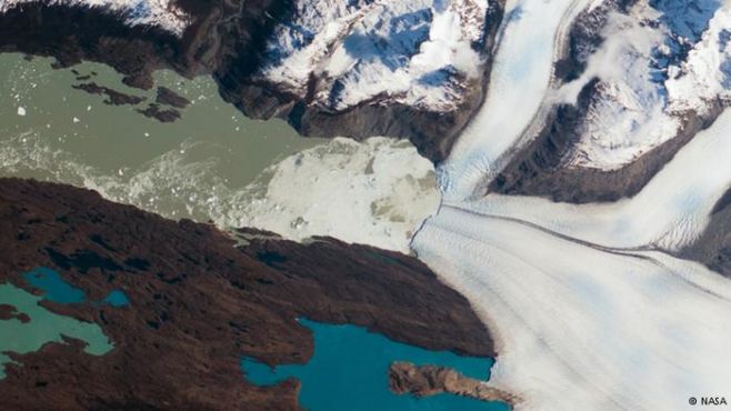 Se acaban los glaciares
Las imgenes satelitales tambin juegan un papel clave en la observacin del derretimiento de los hielos polares y del cambio climtico mismo. Cientficos han documentado desde el espacio cun intenso es este fenmeno, que adems causa un incremento del nivel del mar. Esta foto tomada desde la estacin ISS muestra el gradual retroceso del glaciar Upsala, en Argentina, entre 2002 y 2013.. Foto: NASA