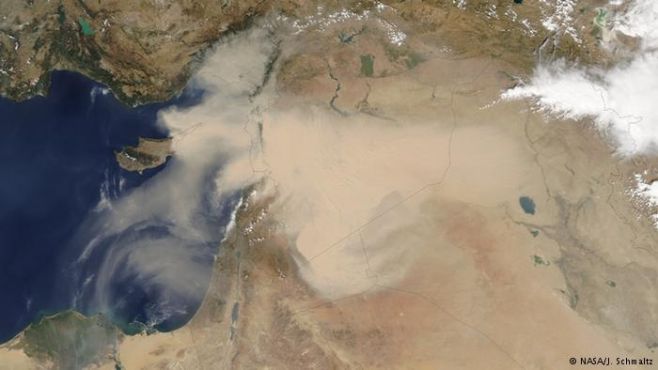 Soportando el viento
En el Cercano Oriente, las tormentas de arena son llamadas "habub", y son muy frecuentes, por lo menos en los desiertos. En septiembre de 2015, satlites captaron impresionantes fotografas de una gigantesca tormenta de arena que cubri incluso zonas densamente pobladas. Con ayuda de sensores, las imgenes ayudan a detectar factores que contribuyen al origen de las tormentas.. Foto: NASA