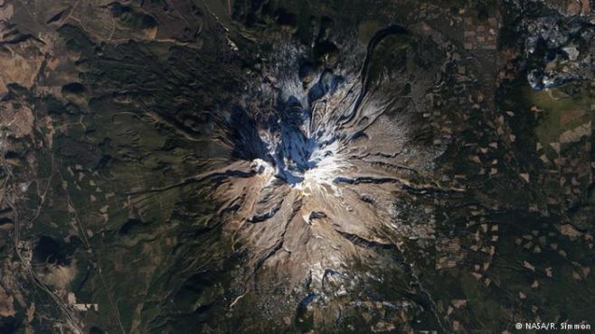 La "montaa desnuda"
As describi la NASA al pico Nashta, en California. Es una importante fuente hdrica de la regin y tena una capa superior de nieve, que poco a poco fue desapareciendo. Esta imagen fue captada en 2013, en medio de una fuerte sequa. Imgenes similares muestran porciones cafs que deberan estar cubiertas de nieve, as como reas secas en las cuales alguna vez hubo agua. Foto: NASA