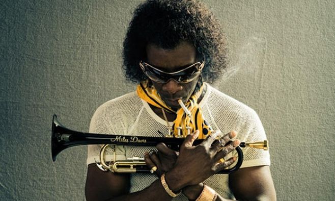 Don Cheadle como Miles Davis. 