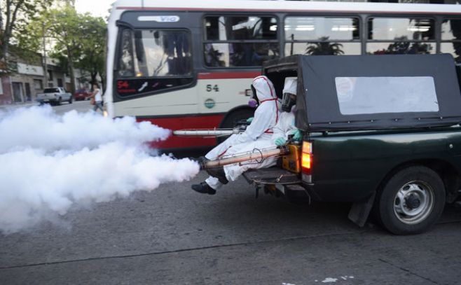 Así fue la primera fumigación masiva en Montevideo. Santiago Mazzarovich/Adhocfotos