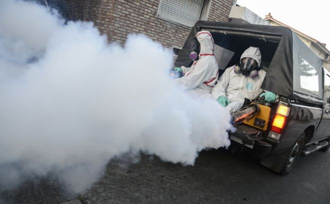 Así fue la primera fumigación masiva en Montevideo. Santiago Mazzarovich/Adhocfotos