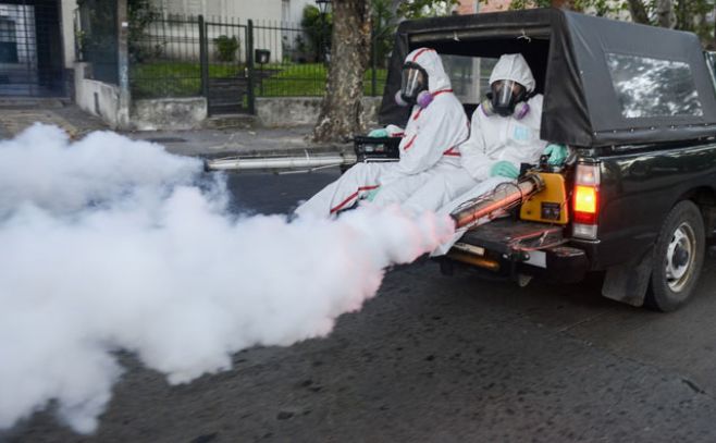 Así fue la primera fumigación masiva en Montevideo. Santiago Mazzarovich/Adhocfotos