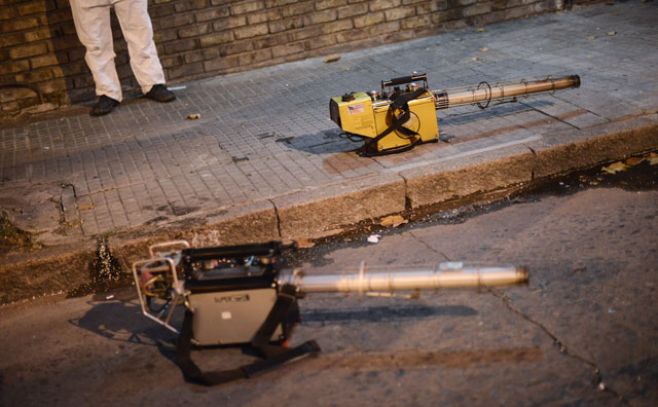 Así fue la primera fumigación masiva en Montevideo. Santiago Mazzarovich/Adhocfotos