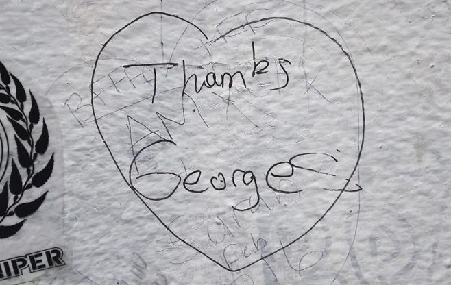 Detalle de un mensaje de agradecimiento al fallecido exproductor de los Beatles George Martin en un muro junto a los estudios Abbey Road en Londres.. EFE