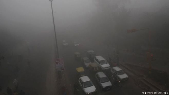 En Nueva Delhi, de 9 millones 900 mil habitantes, el nmero de vehculos aument en 30 aos de 180.000 a casi 3.500 millones. Sin embargo, son sobre todo las centrales carbonferas las que contribuyen a la contaminacin, ya que producen un 80 por ciento de las emisiones.. Nueva Delhi, India