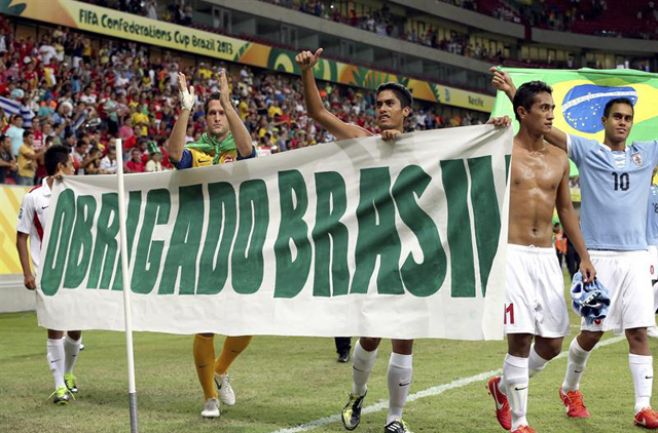 Tras su derrota contra Uruguay, con la que se despidieron de la Copa Confederaciones, los jugadores de Tahit dieron las gracias a la aficin brasilea con una pancarta y banderas brasileas.. EFE