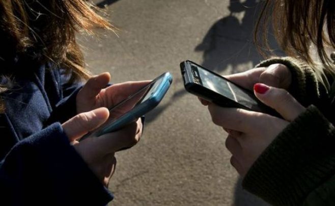 Adolescentes adictos al celular