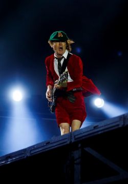 Así le fue a Axl Rose en su debut con AC/DC. EFE