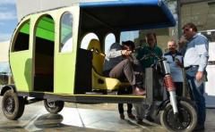 Diseñan una mototaxi que funciona sin combustible