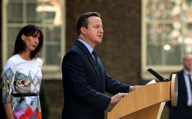 Cameron confirma a Isabel II su intención de dimitir