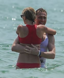 Tom Hiddleston muestra su amor por Taylor Swift. http://www.dailymail.co.uk/