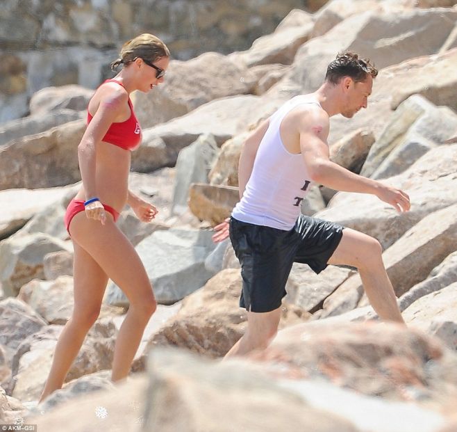 Tom Hiddleston muestra su amor por Taylor Swift. http://www.dailymail.co.uk/