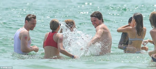 Tom Hiddleston muestra su amor por Taylor Swift. http://www.dailymail.co.uk/