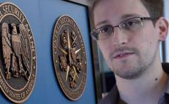 Snowden trabaja en un iPhone para que no pueda ser espiado