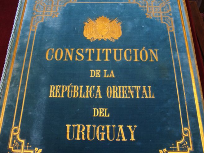 Tapa Constitucin  . sdr.liccom.edu.uy