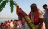 Cientos de miles de dioses contaminan las aguas indias