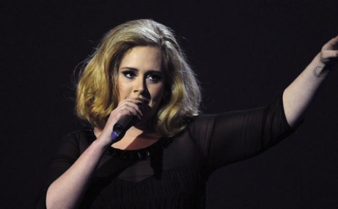 Adele dedica su concierto a Brad Pitt y Angelina Jolie