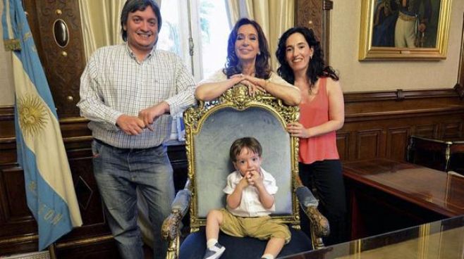 Mximo Kirchner, Cristina Kirchner y Roco Garca, con su primer nieto, Nstor Ivn. (Presidencia)