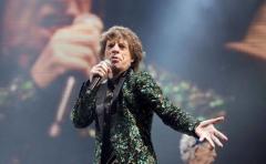 Mick Jagger practica yoga aéreo