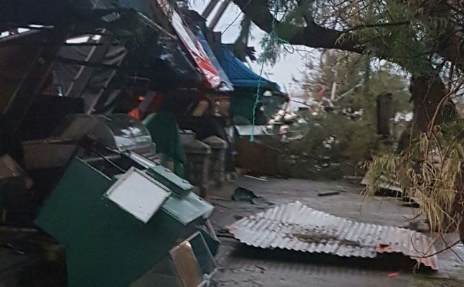 Destrozos en Piriápolis tras turbonada: vientos de 180 km/h. Twitter: @BernaSara