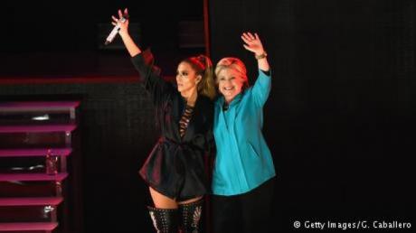 ...por Hillary! La cantante Jennifer Lopez se manifest claramente hace una semana como seguidora de la demcrata. Tambin Jon Bon Jovi ha salido de gira por Clinton. Bajo el lema . Jennifer Lopez