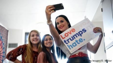 Poder femenino para Hillary. Tambin presente: Katy Perry. Ya sea en conciertos pro Hillary o haciendo campaa con estudiantes, la cantante estadounidense usa todos los medios por su candidata. El punto culminante fue un video donde Perry se muestra desnuda y en el que pide a sus seguidores que vayan a votar. En YouTube el video ya ha sido visto casi 4 millones de veces.. Katy Perry