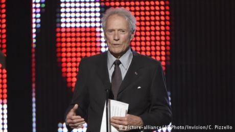 Clint Eastwood est por Trump. "Vivimos en una generacin de dbiles", cree el actor y director de cine, y por ello votar por el candidato republicano. Sin embargo, de entre los partidarios ms reconocidos del multimillonario, Eastwood dista de ser el ms incondicional. Lo apoya solo como el mal menor, dijo.. Clint Eastwood 