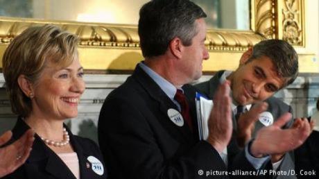 Cena con Clooney. La estrella hollywoodense George Clooney se declar fan de Hillary Clinton cuando sta an era senadora, como muestra esta imagen del ao 2003. Ahora Clooney organiza cenas en su mansin de Los ngeles en las que recauda dinero para la campaa de la demcrata. Un puesto en una mesa les cuesta a los invitados 33.400 dlares.. George Clooney 