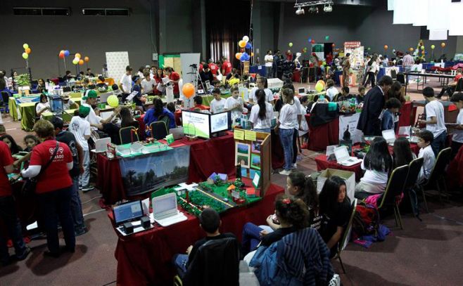 La robótica motiva a niños a imaginar escuelas sostenibles. EFE