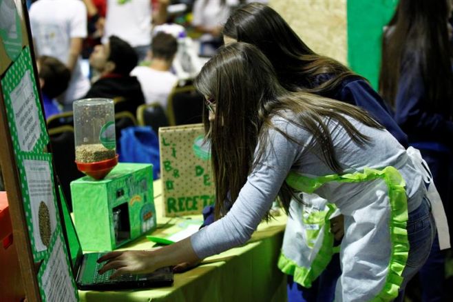 La robótica motiva a niños a imaginar escuelas sostenibles. EFE