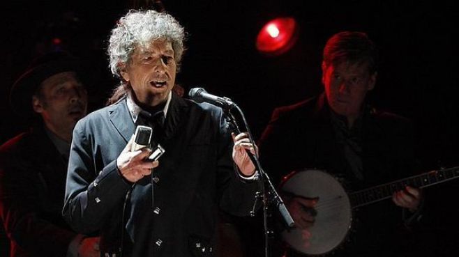 Dylan no fue a recibir el Nobel pero irá a cantar en abril