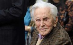 El actor Kirk Douglas celebra 100 años de vida