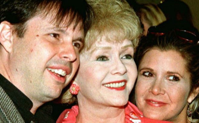 Debbie Reynolds junto a su hija Carrie y su hijo Todd en 1998. EFE