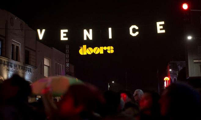 Vista de un letrero con el logotipo de la banda de rock estadounidense The Doors en Venice.. EFE