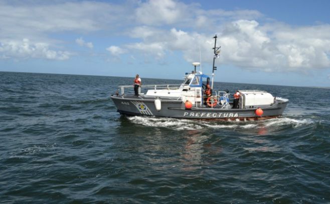 La Armada rescató a 5 tripulantes de una embarcación